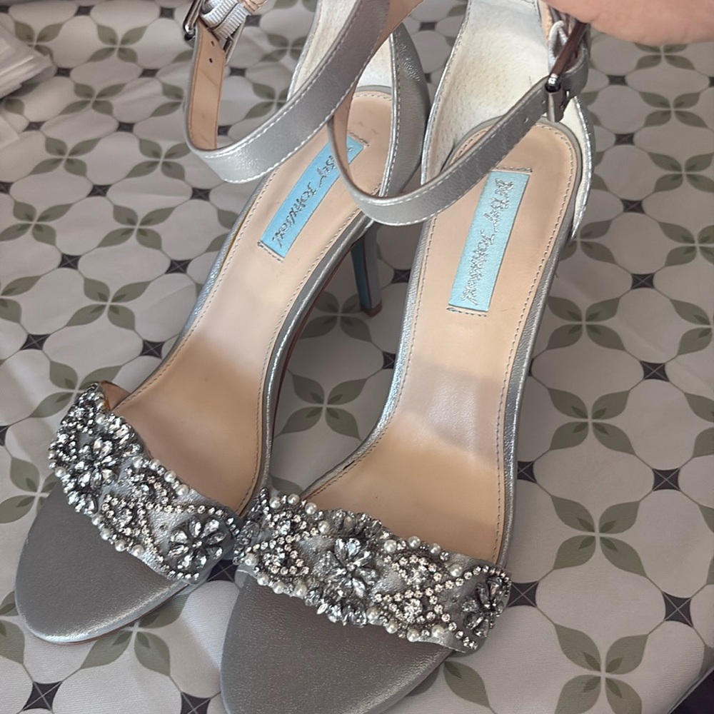 NWOB Betsey Johnson Silver Heels size 9